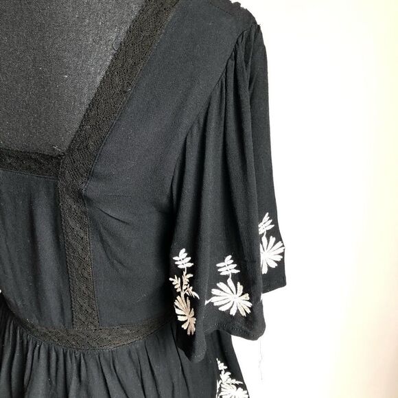 Embroidered Black Blouse - Picture 6 of 12